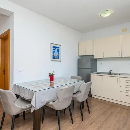 Amazing Home In Makarska Vikendica *