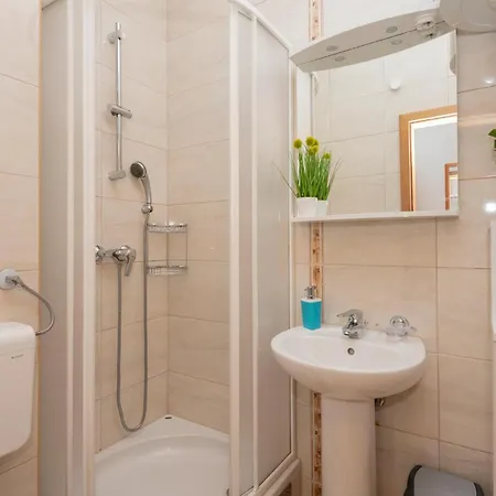 Amazing Home In Makarska Vikendica